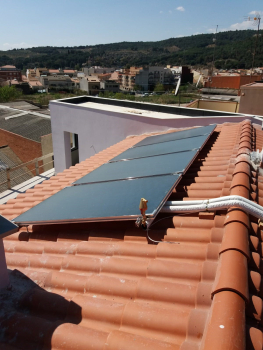 Placas solares para acumulación de agua caliente sanitaria en la Garriga