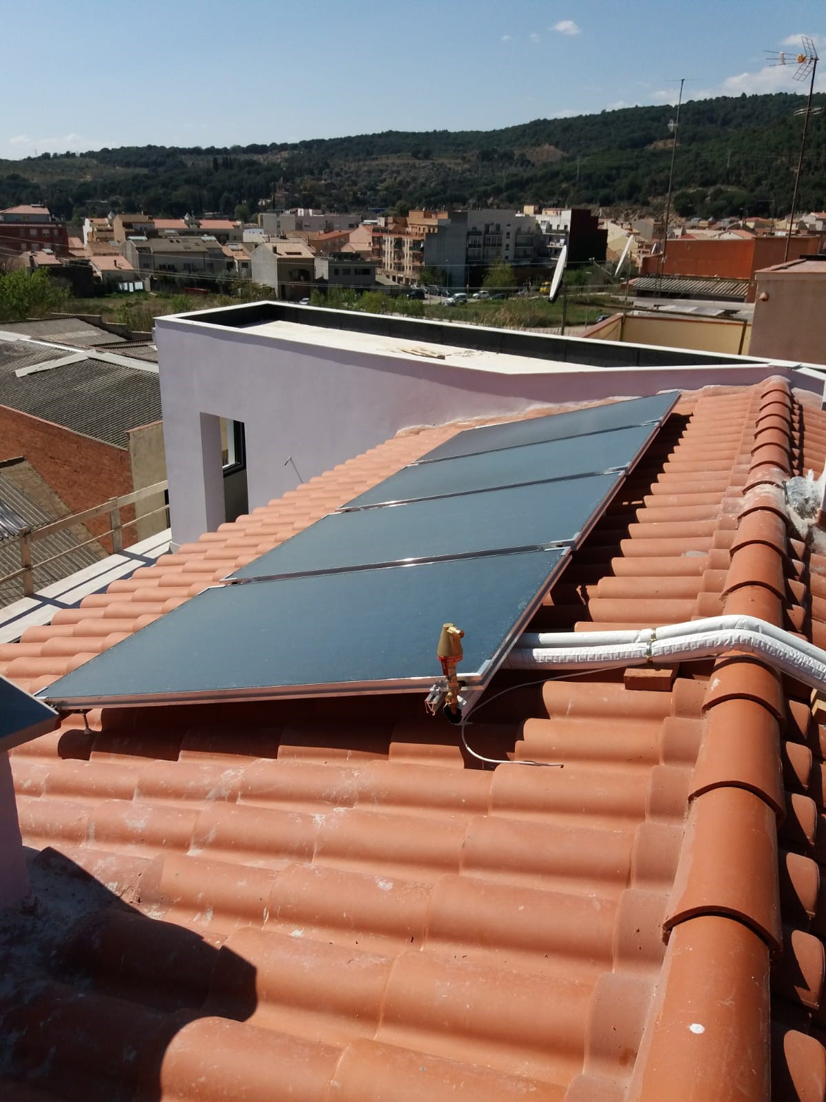 Instal·lació de plaques solars per acumulat d'aigua calenta